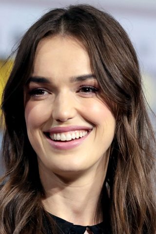 Elizabeth Henstridge, photo 2 of 3