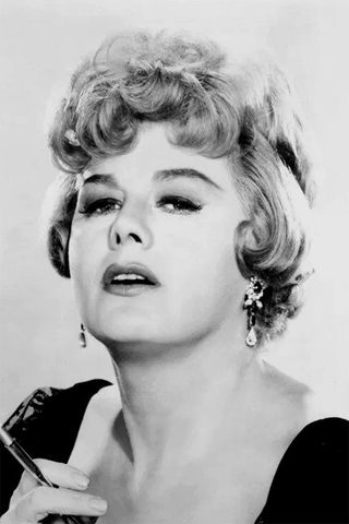 Shelley Winters, photo 3 of 3