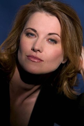 Lucy Lawless, photo 3 of 3