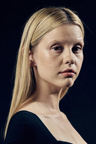 Mia Goth, photo 2 of 3