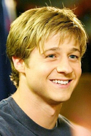 Ben McKenzie, photo 2 of 3