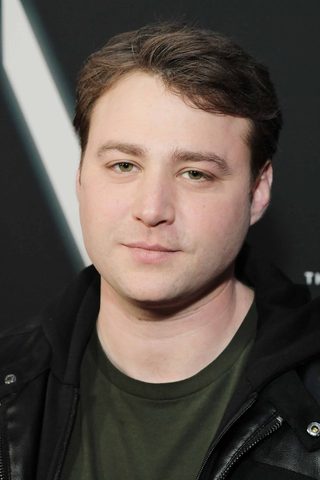 Emory Cohen, photo 1 of 3