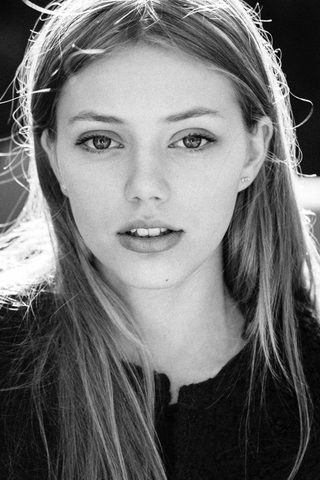 Grace Van Dien, photo 1 of 3