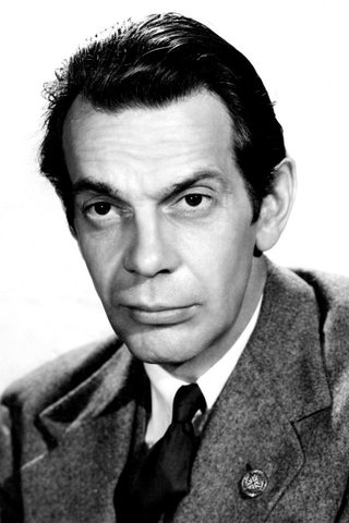 Raymond Massey, photo 1 of 3