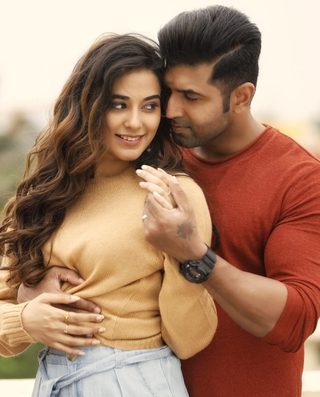 Borrder still 4