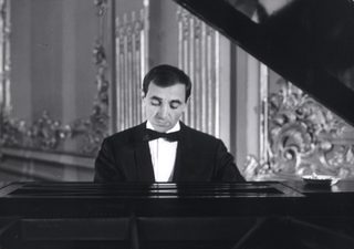Shoot the Piano Player still 3