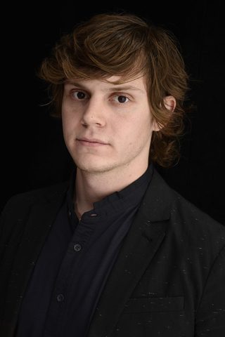 Evan Peters, photo 1 of 3