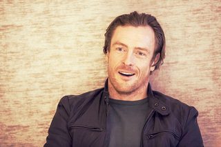 Toby Stephens, photo 2 of 3
