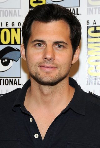 Kristoffer Polaha, photo 1 of 3