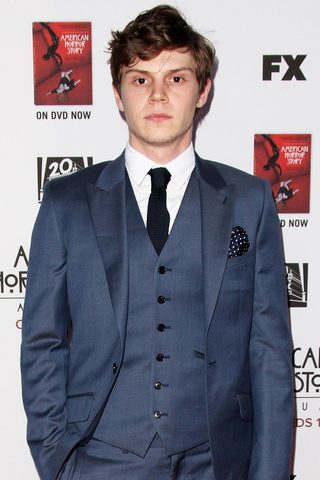 Evan Peters, photo 3 of 3