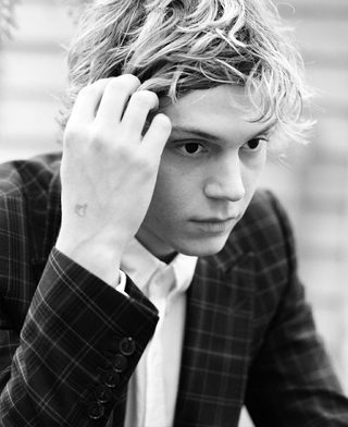 Evan Peters, photo 2 of 3