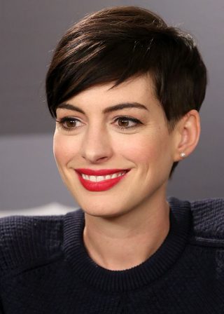 Anne Hathaway, photo 2 of 3