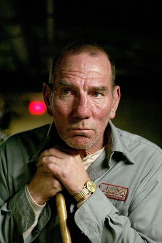 Pete Postlethwaite, photo 1 of 2