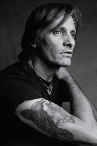 Viggo Mortensen, photo 2 of 3