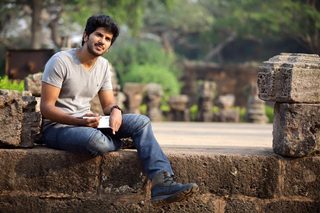 Neelakasham Pachakadal Chuvanna Bhoomi still 3