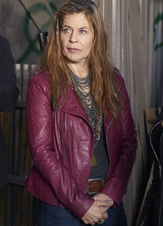 Linda Hamilton, photo 2 of 3