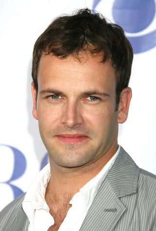 Jonny Lee Miller, photo 1 of 3