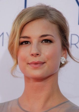 Emily VanCamp, photo 1 of 3