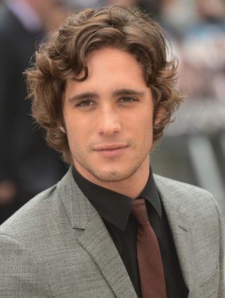 Diego Boneta, photo 1 of 3