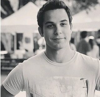 Skylar Astin, photo 2 of 3