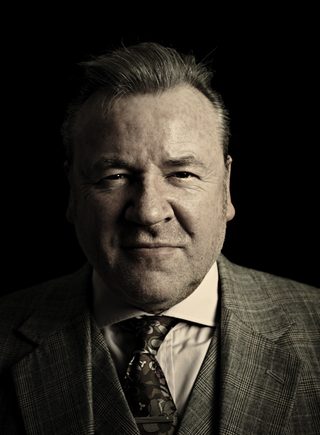 Ray Winstone, photo 1 of 3