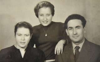 The Peretzniks still 7