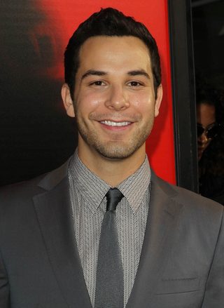 Skylar Astin, photo 1 of 3