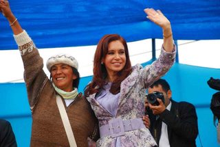 Tupac Amaru, algo está cambiando: something is changing still 8
