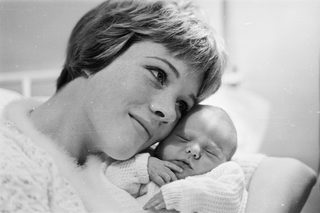 Julie Andrews, photo 2 of 3