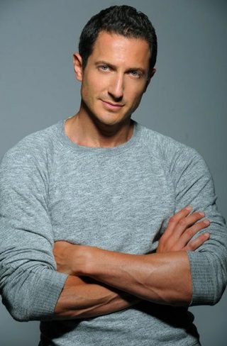 Sasha Roiz, photo 2 of 3