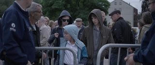 Les Poings serrés still 1
