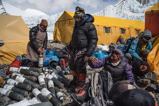 Lost on Everest still 6