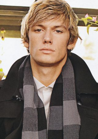 Alex Pettyfer, photo 2 of 3