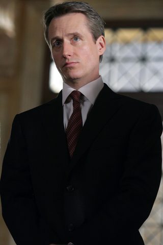 Linus Roache, photo 1 of 3