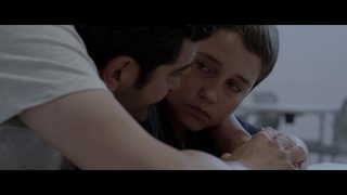 Les Poings serrés still 4