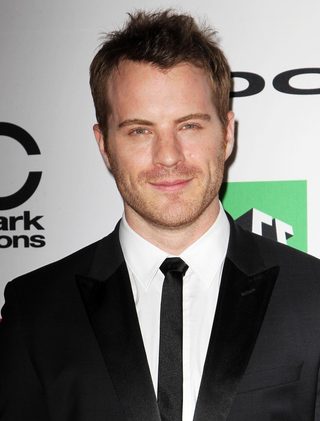 Robert Kazinsky, photo 2 of 3